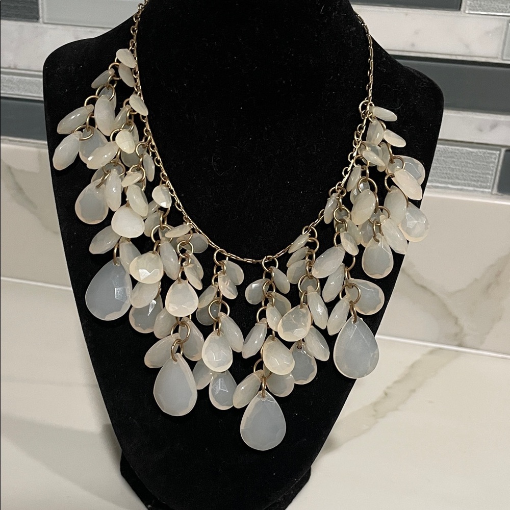 STATEMENT FASHION Elegant Gold and Cream Necklace